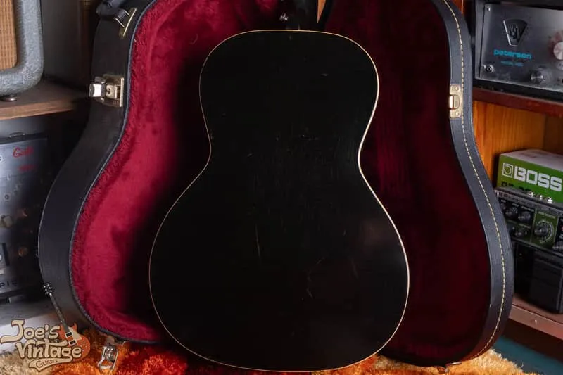 Black back and white edge binding of the later Gibson L-0