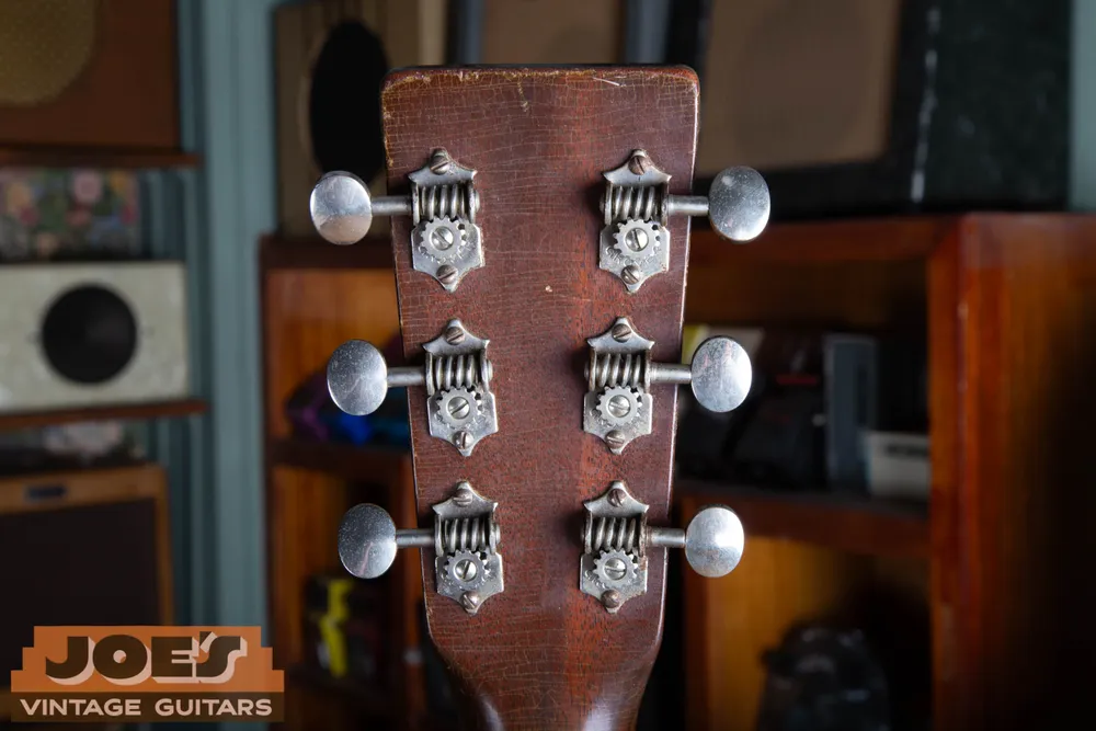 Six Grover open-gear tuners with pointed-end plates and oval metal buttons on a 1938 Martin 000-18