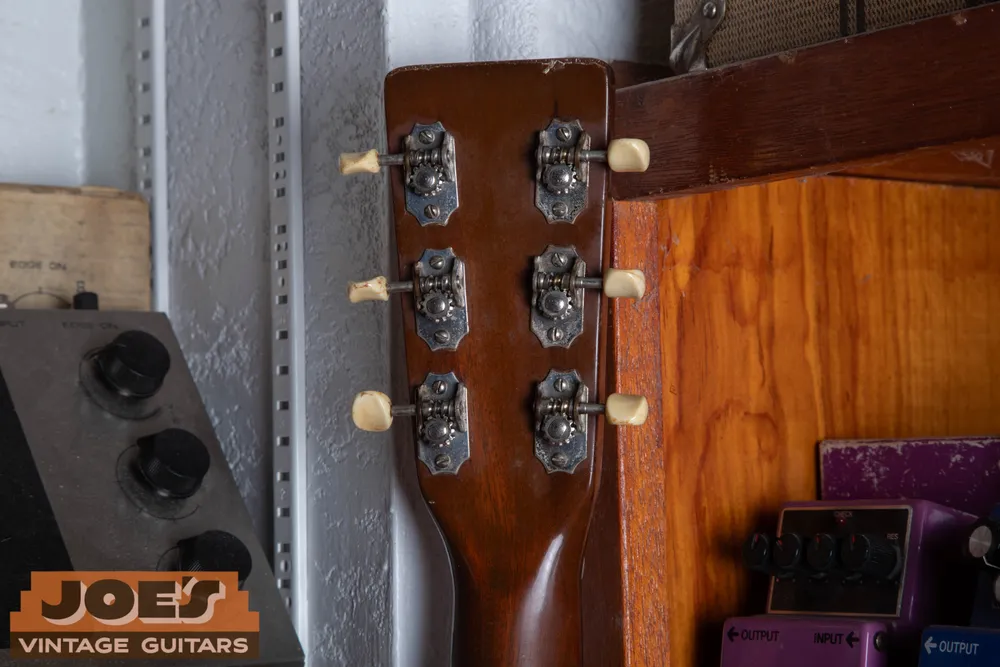 Kluson flat-plate open-gear tuners with cream plastic buttons on a 1945 Martin 000-21