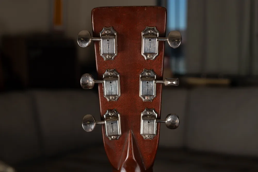 Six rectangular Kluson Deluxe gear covers with metal buttons on a 1947 Martin D-28