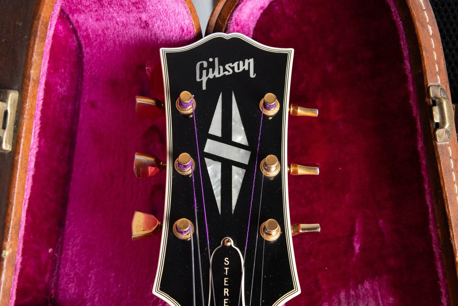 Headstock of a 1957 Gibson Super 400 CES with a STEREO truss rod cover from an early-1960s factory conversion.