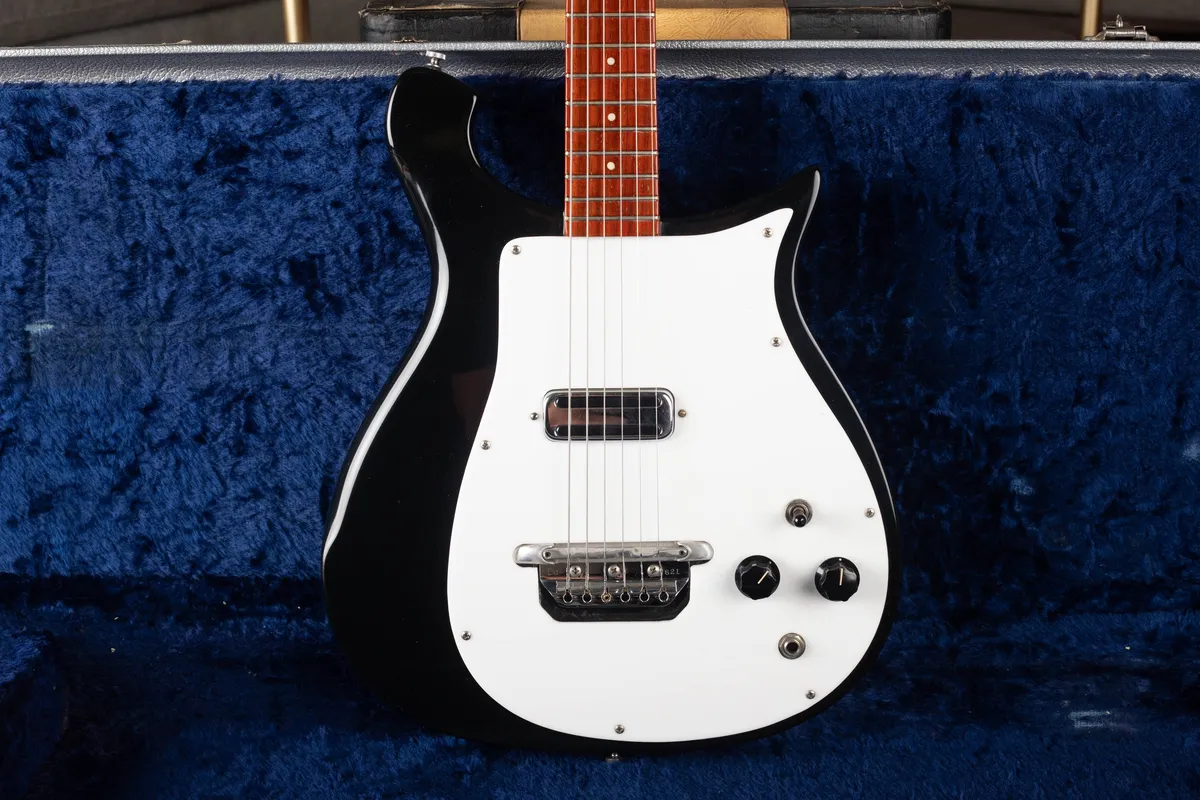Archive-labeled 1964 Rickenbacker 425 in Jetglo: Single-pickup body with large white guard, two knobs and a switch. This is not a two-pickup 450.