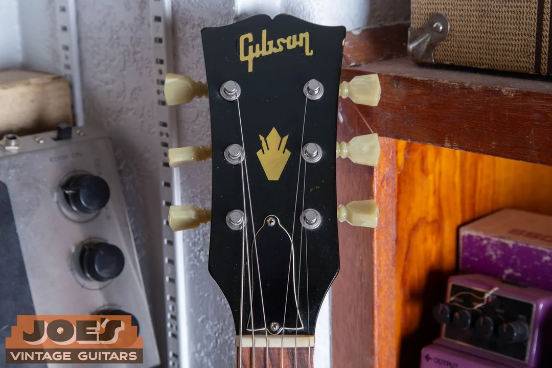 1969 Gibson headstock with curved open letters and no dot above the i