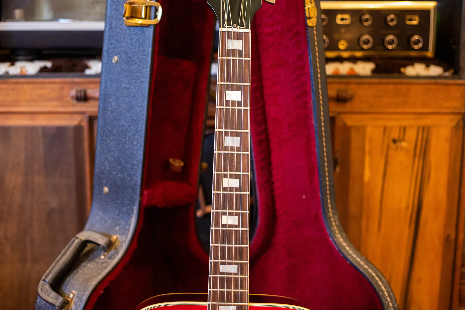 Fretboard of a 1979 Gibson Hummingbird showing plain rectangular block pearl inlays instead of the double parallelogram inlays used in the 1960s.