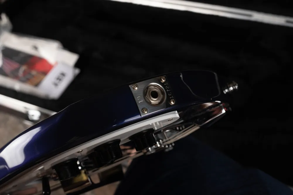 Archive 1989 Rickenbacker 4003 in blue: Output jackplate. Record all serial characters and check that the plate belongs with the instrument’s other details.