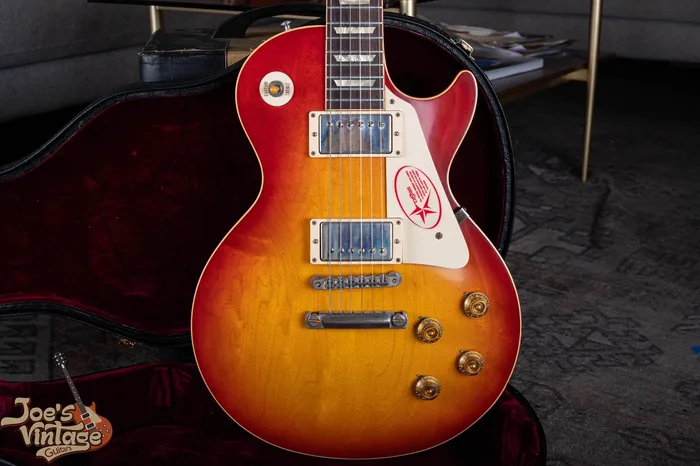 2011 Gibson R8 reissue with a plain sunburst top, humbuckers and gold knobs; not a vintage 1958 Les Paul