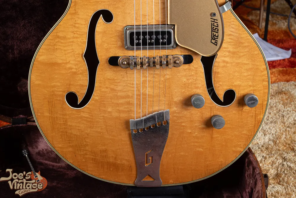 Country Club bridge, fixed G-cutout tailpiece and control knobs