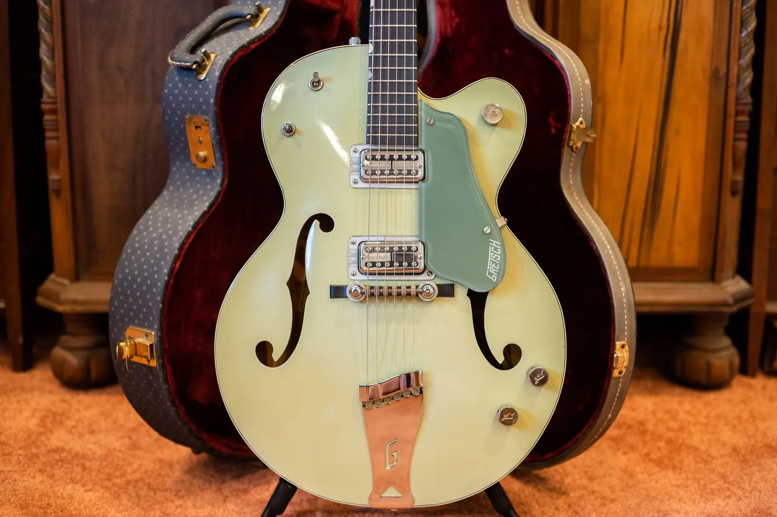 1959 Gretsch 6118 Double Anniversary showing body front and two filter’tron pickups