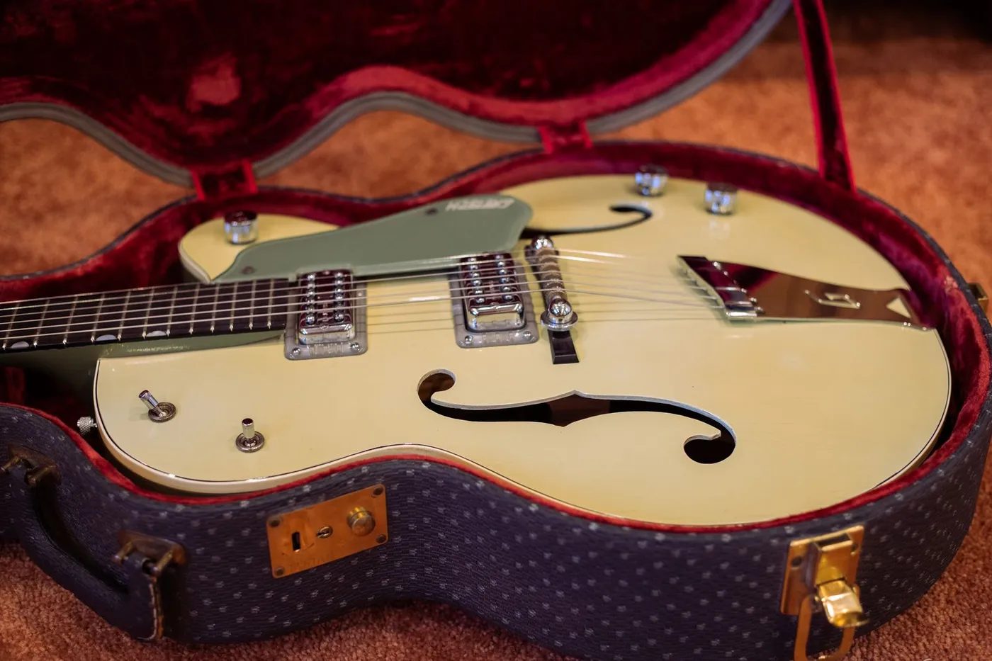 1959 Gretsch 6118 Double Anniversary showing two-pickup body in its case