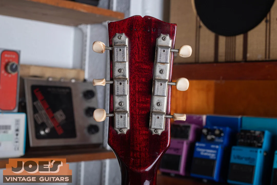 Two three-on-a-plate Gibson Deluxe strip tuners under serial number 917516 on a vintage Gibson headstock