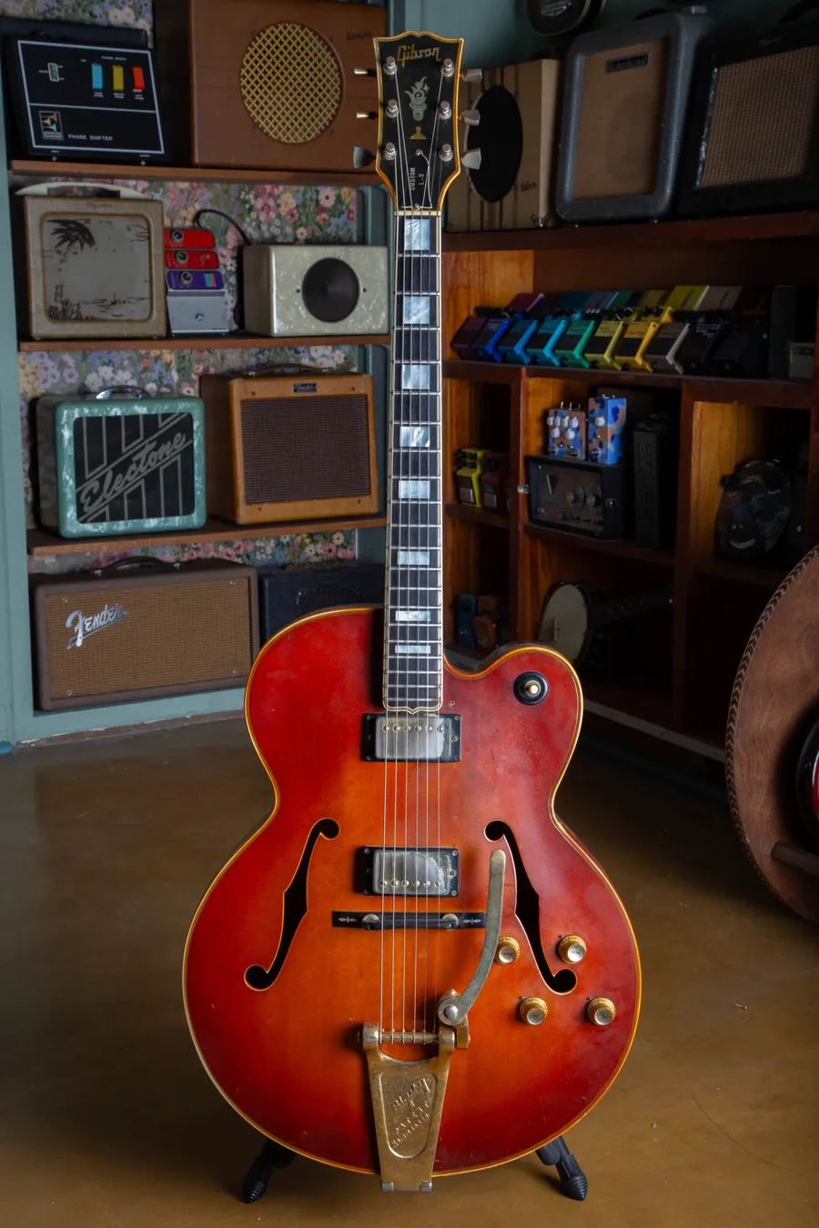 Sunburst L-5 CES with two covered pickups, a rounded cutaway and a metal tailpiece