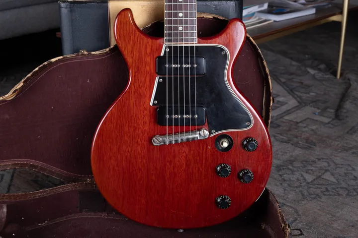 Double-cutaway Gibson Les Paul Special in cherry