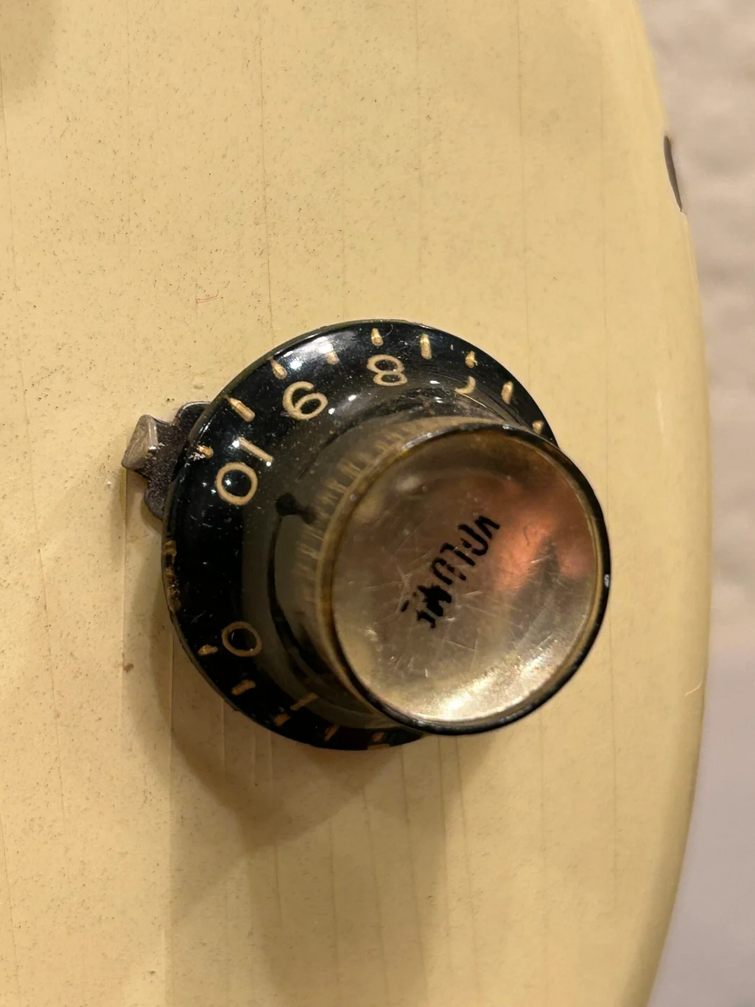Black Gibson reflector knob with a metal volume insert