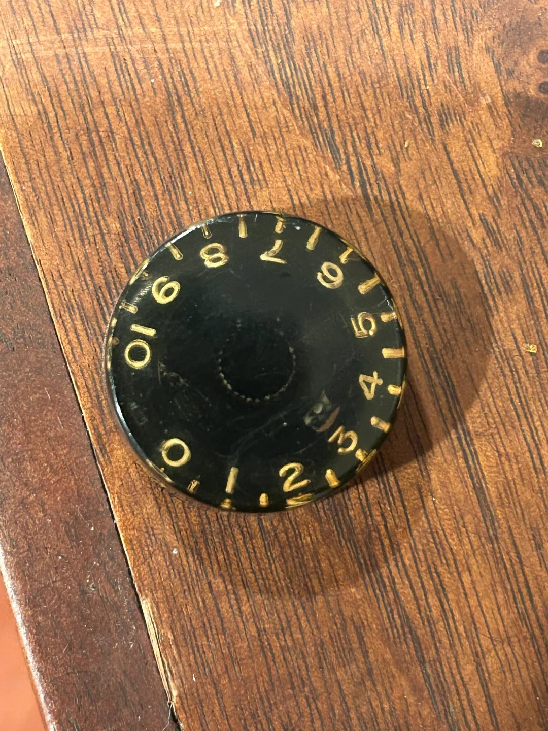 Top view of a black Gibson speed knob with a 0 to 10 number scale