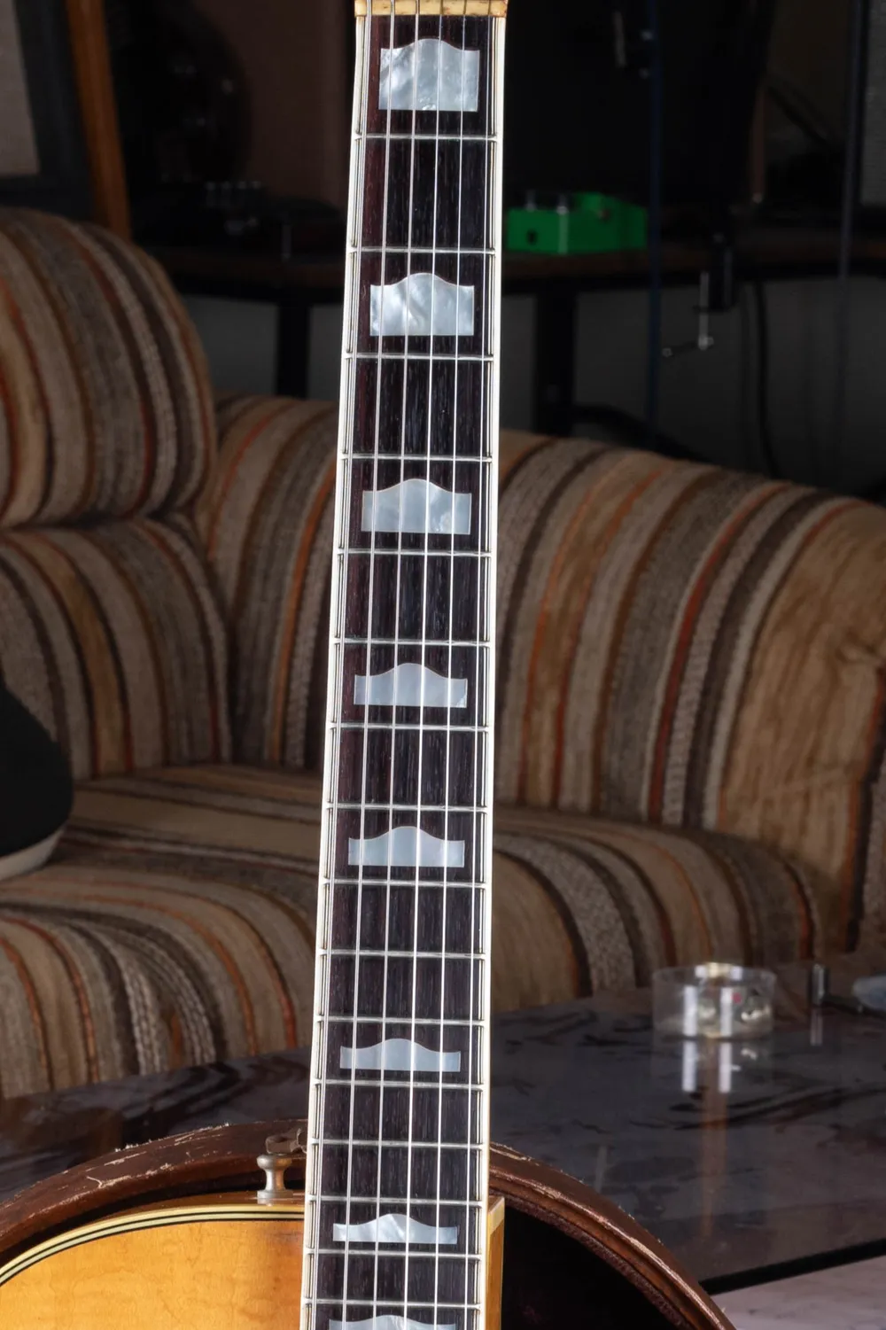 Gretsch hump-block fingerboard markers with rounded upper edges
