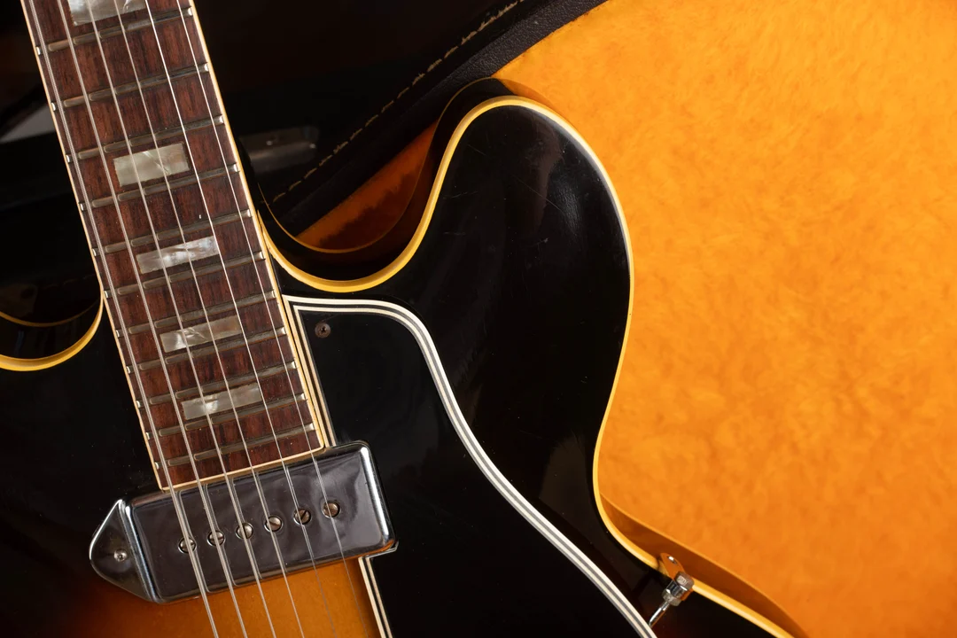 Block-inlay ES-330 neck meeting the body in the earlier short-neck arrangement