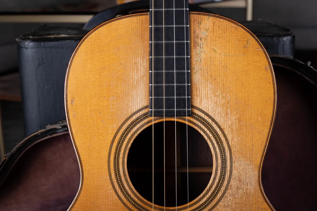 Upper body and herringbone rosette of a 1927 Martin 5-21 tenor