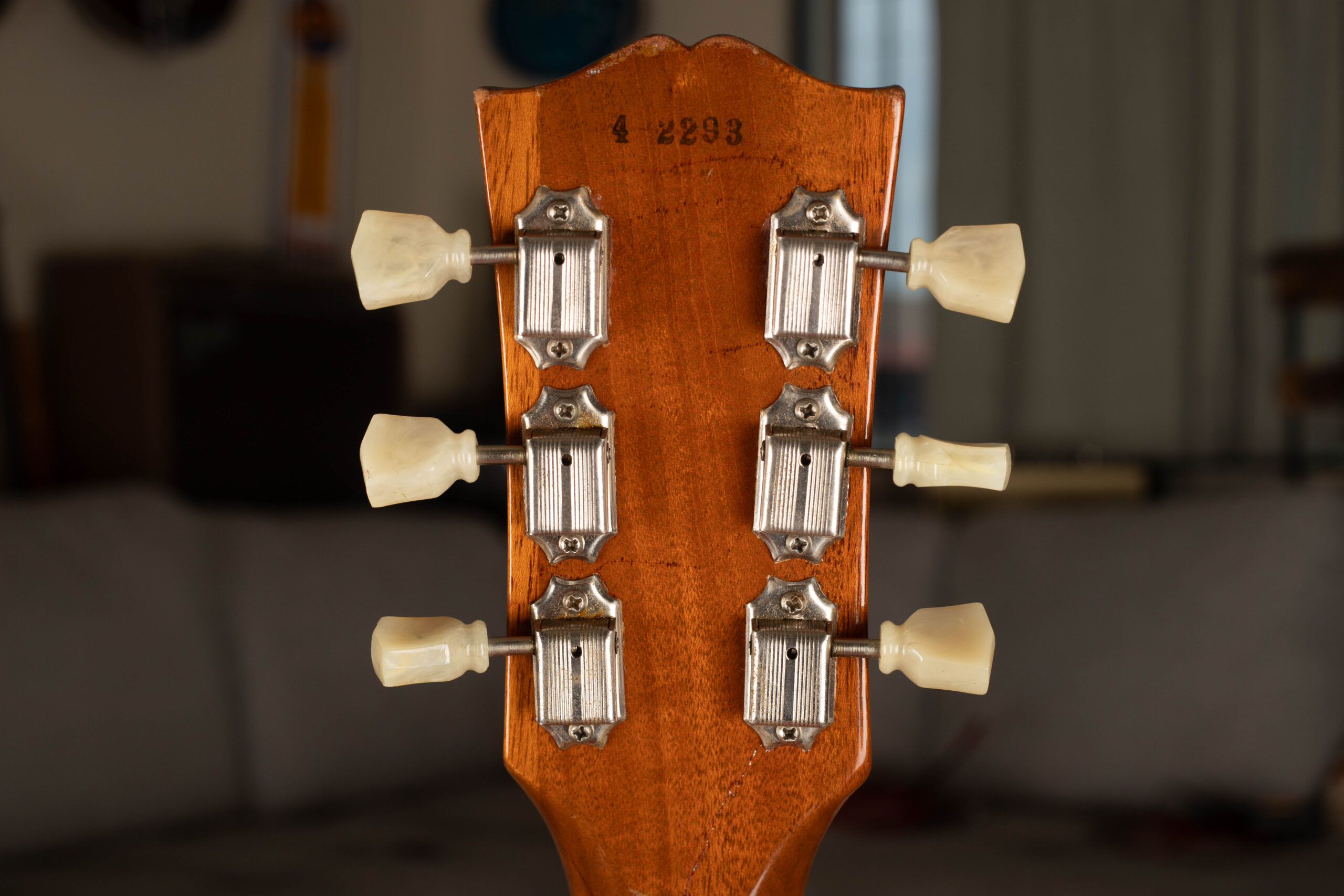 1954 Gibson Les Paul Goldtop back of headstock showing no-line Kluson single-ring tuners with plain gear covers and cream tulip buttons