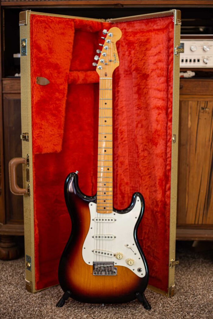1983 Fender Stratocaster Sunburst - Image 4