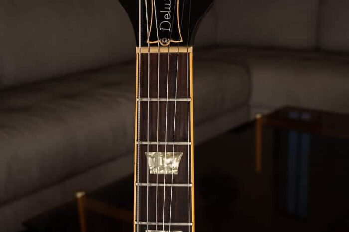 Gibson Les Paul Deluxe 1975 - Faded Wine Red - Image 4