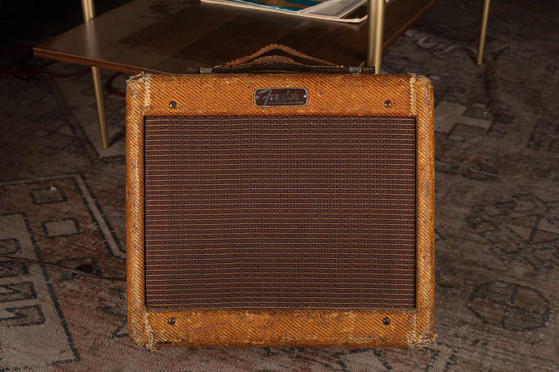 Vintage Fender amplifier with worn tweed covering, perfect for determining the Fender amplifier's age