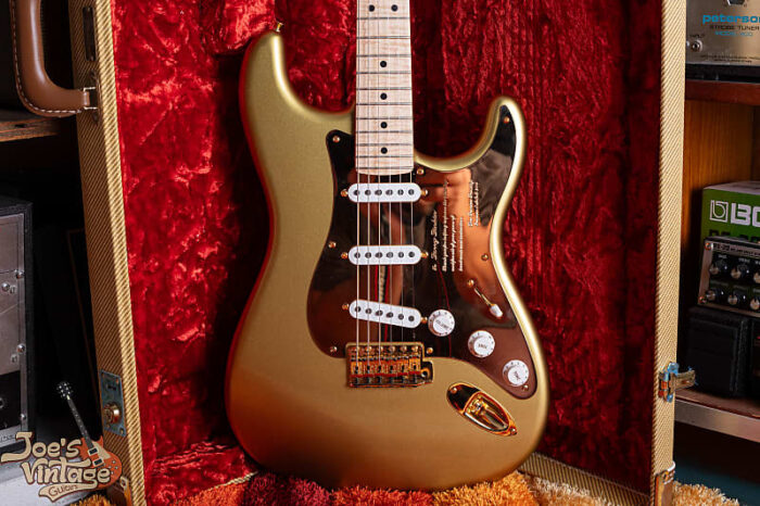 1 of 1 Made for NAMM CEO Larry Linkin - Fender Custom Shop Stratocaster 2001 - Gold