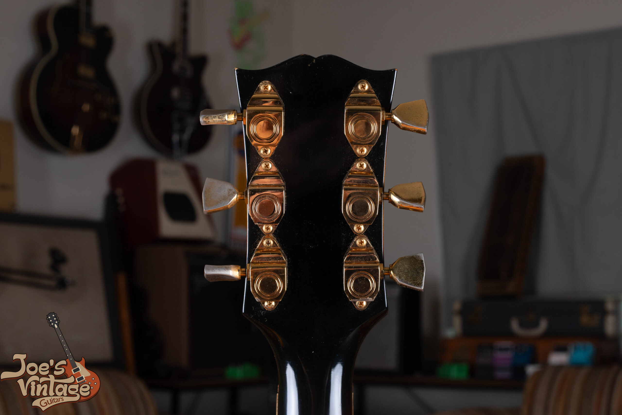 Gold Kluson Sealfast tuners on a high-end Gibson archtop — the enclosed gear mechanism used on the L-5 CES Super 400 and other premium archtop models