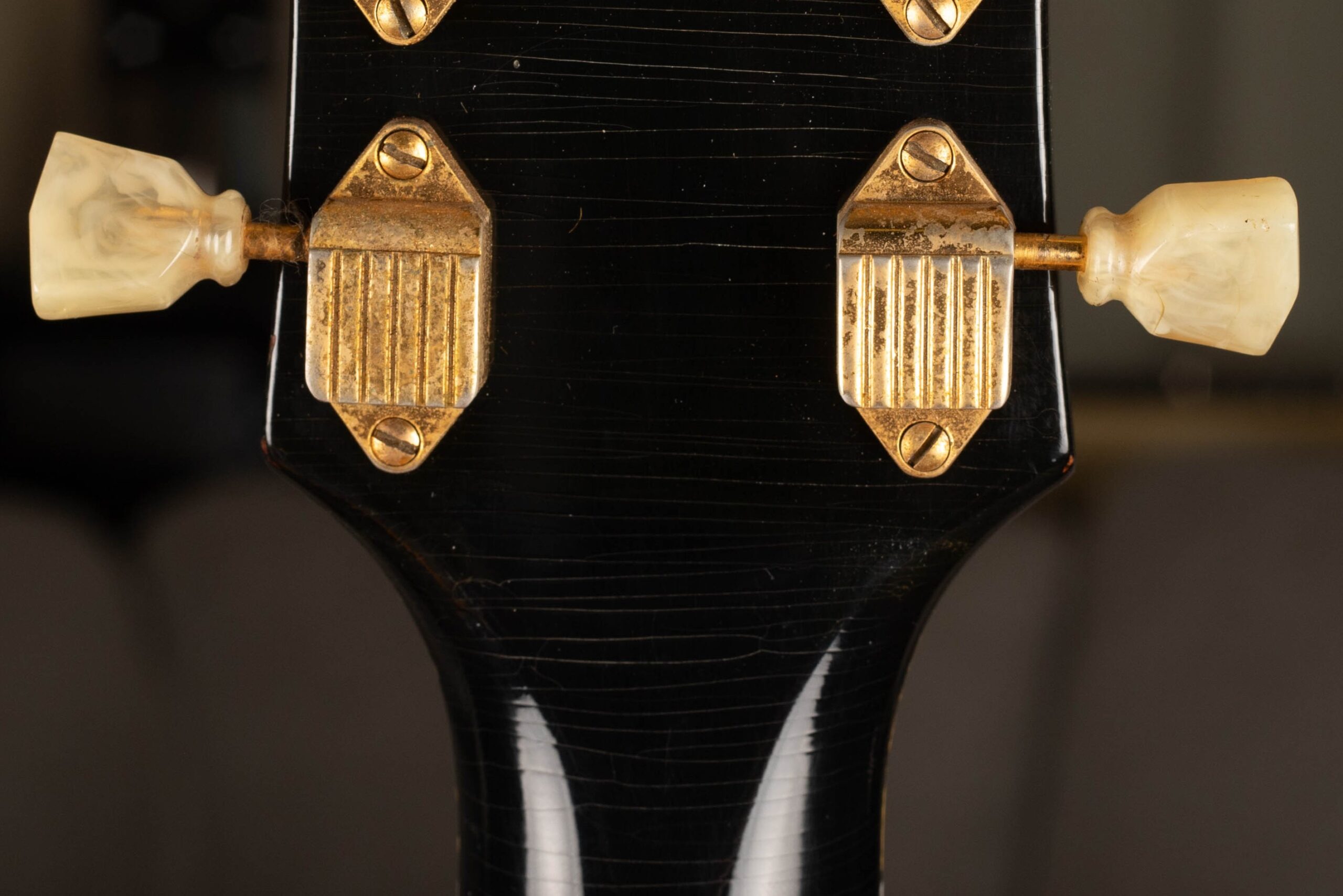 Back of a Gibson Les Paul neck with no volute — the smooth neck to headstock transition seen on pre-1969 and post-1981 instruments
