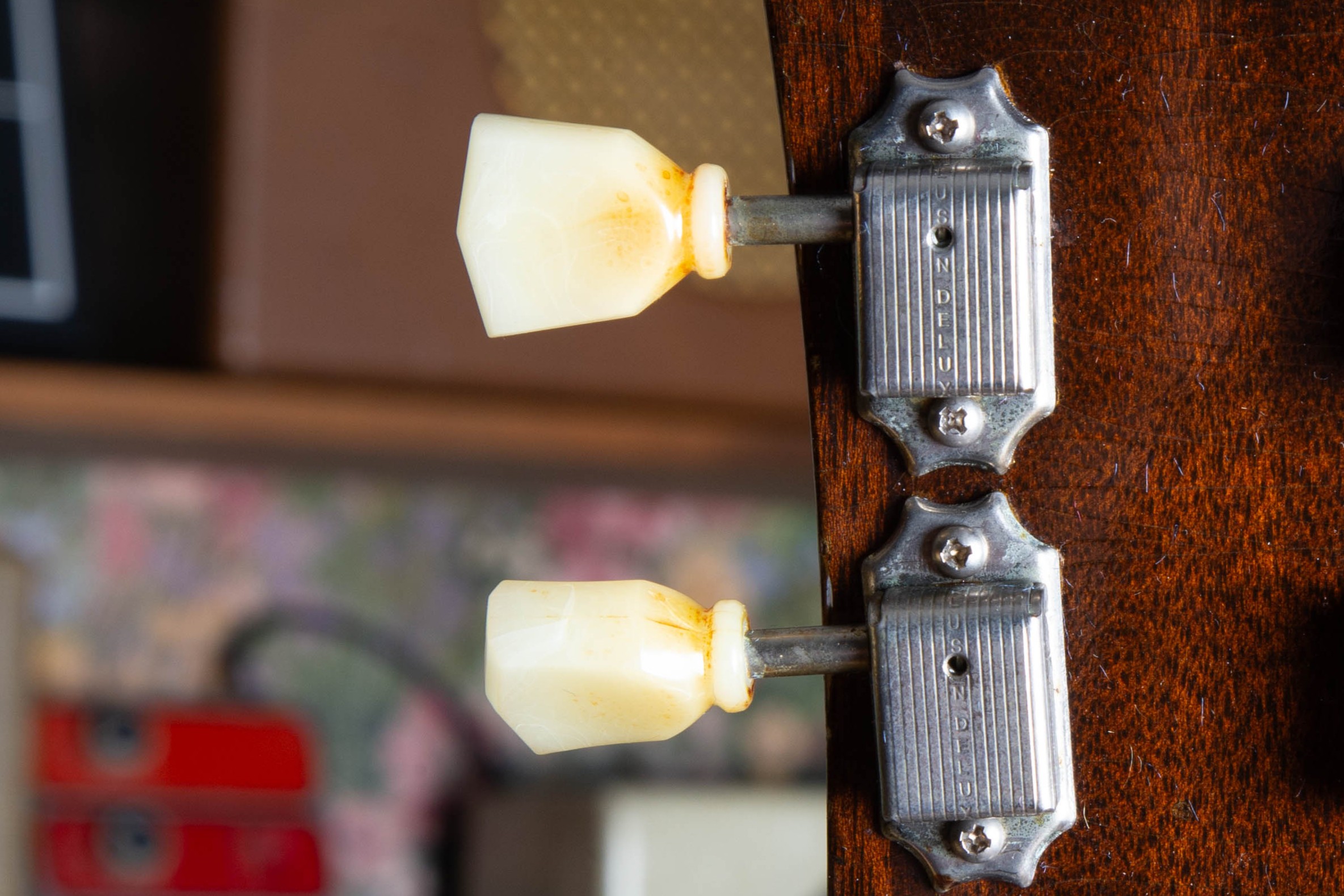 Single-ring Kluson tuner buttons on a vintage Gibson — the single raised ring around the base of the button used from 1947 to 1959