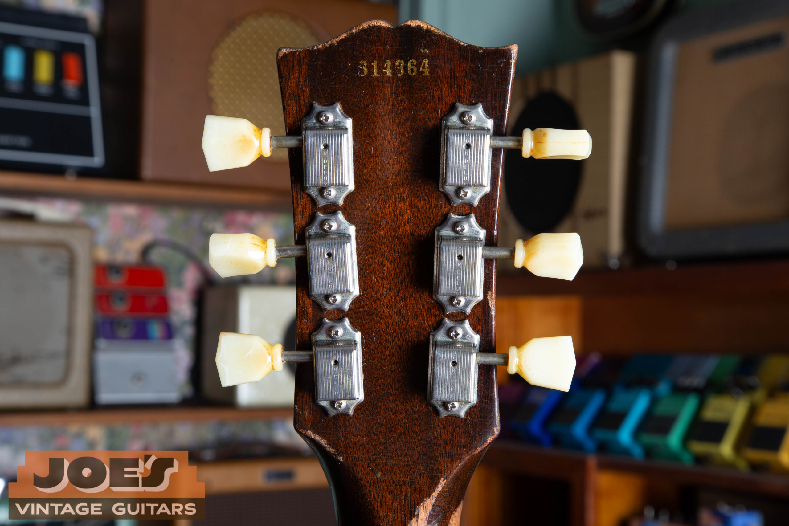 Single-ring Kluson tuner buttons on a vintage Gibson — the single raised ring around the base of the button used from 1947 to 1959