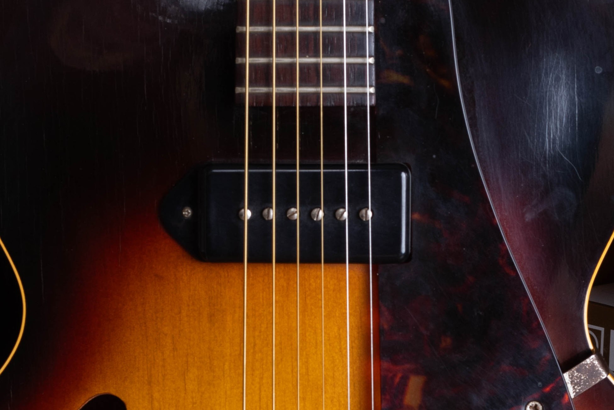 Gibson ES-125 P-90 pickup with black dog-ear cover
